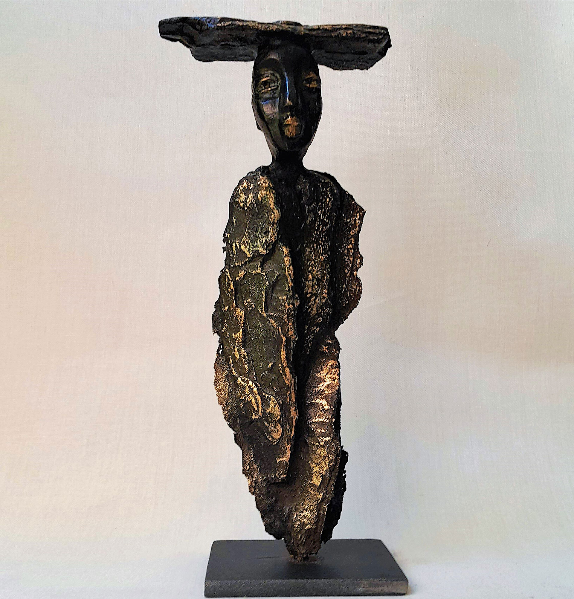 La Bienveillante, statue en bronze créée par Les Hélènes, sculpture Antibes French Riviera