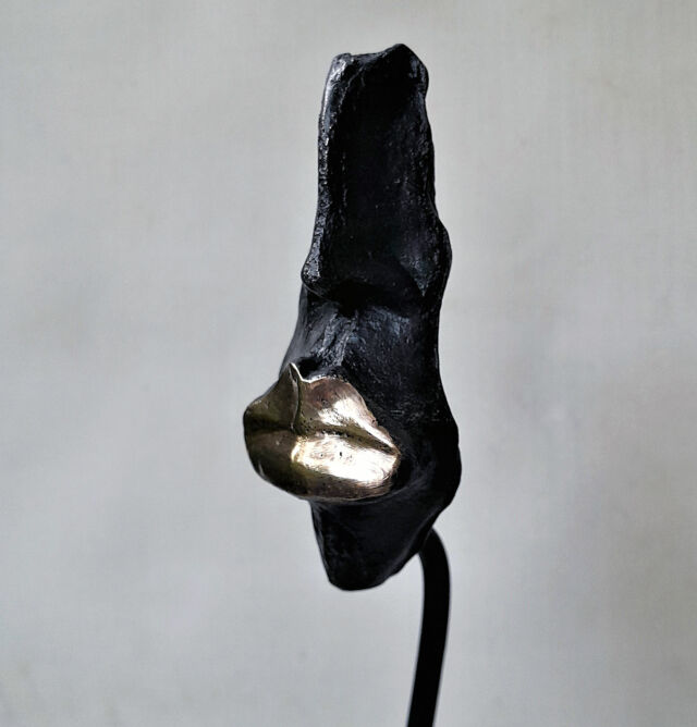 Les Peuls, un peuple nomade dont la dispersion à travers l’Afrique a favorisé le métissage, attribuent le prénom “Coumba” à leur deuxième-née. Cette statue femme contemporaine, baptisée “Coumba,” incarne la détermination et l’appétit pour les défis. C’est un fragment d’un discours amoureux envers la diversité et la beauté de ce peuple nomade. Cette pièce unique sculpture en bronze technique coulée à l’aide d’un moule silico-argileux qui est détruit après chaque fonte.
#sculpturebronze, #femmesculpture, #bouchedorée, #Fragmentdevisage, #SculptureContemporaineFemme, #sculpturebronzecontemporain, #pièceunique, #Antibes, #FrenchRiviera, #LesHélènes
