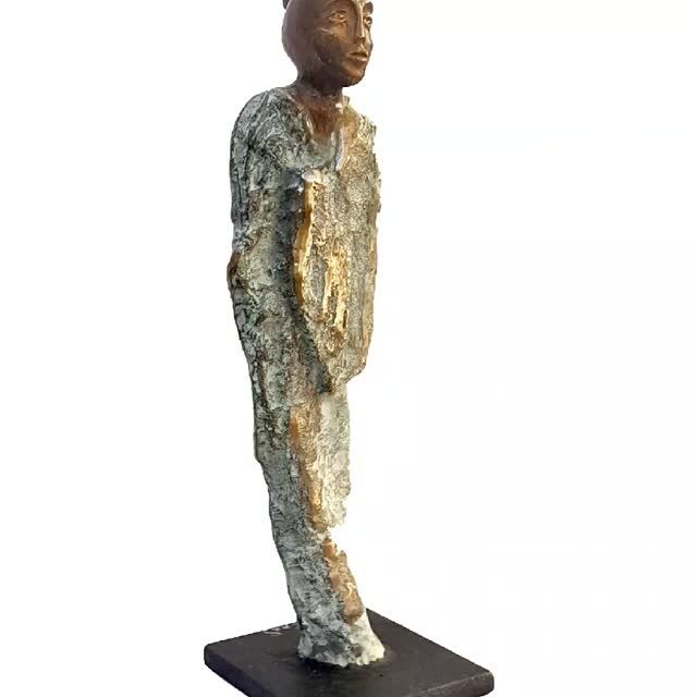 Le Prince Noir : Sculpture Contemporaine - Fusion Élégante d'Harmonie Musicale et Littéraire, Une Ode à la Créativité et à la Diversité Humaine.
#sculpturebronze #sculptureenbronze #sculpturefrançaise #sculpturecontemporaine #patinebronze #bronzeartist #sandcasting #frenchartist #leshelenes